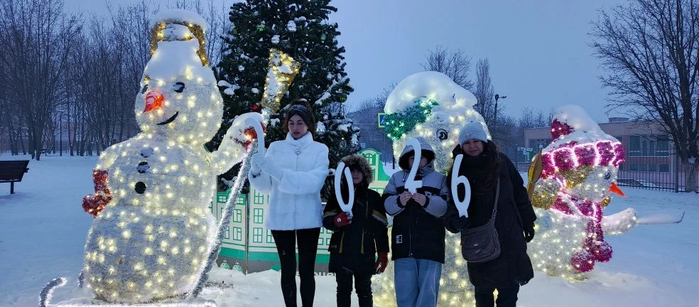 🎉🎉🎉Новогодние забавы для всей округи: ученики школы №27 подарили праздник микрорайону Углы🥳🥳🥳  Новог