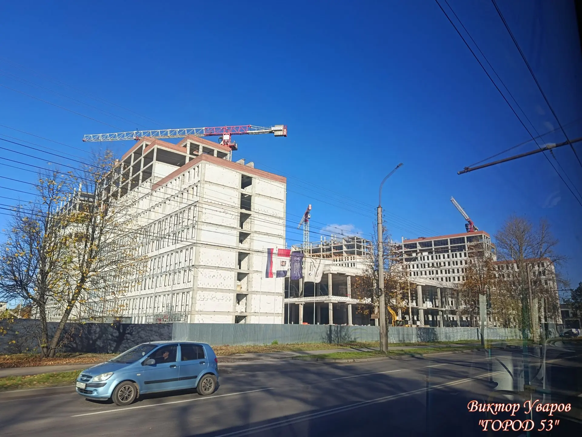 На некоторых корпусах строящегося кампуса уже возвели верхние этажи и крышу.