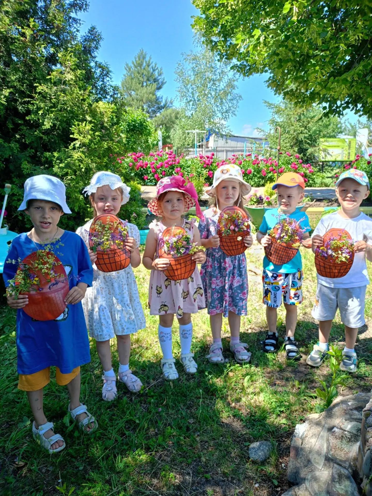 Летнее настроение 😁💐🌺🌸🌼🌻🌞🌊🌤. Собрали полевые цветы 🐞🐝🐛🕸