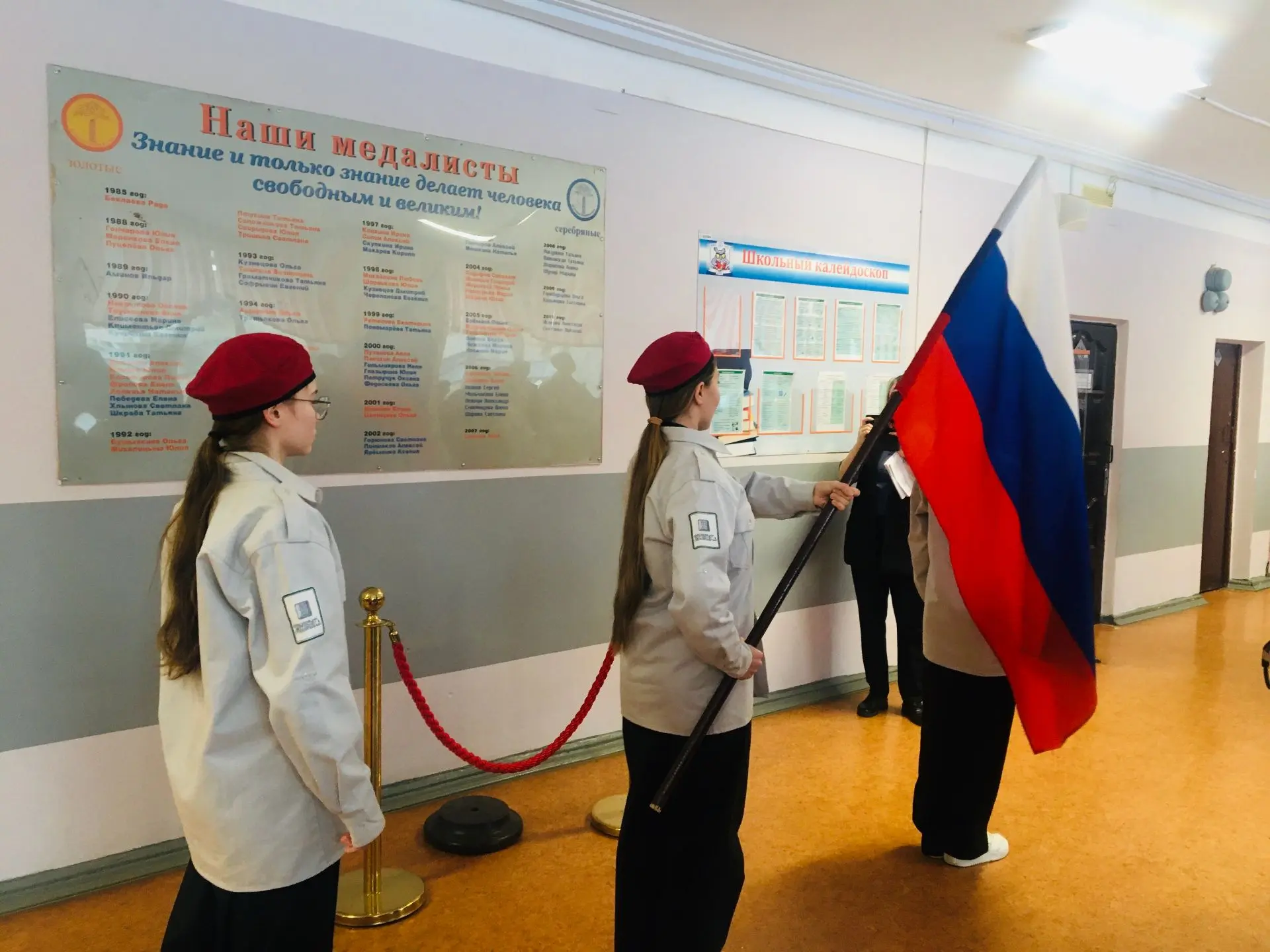 🏛✨ Понедельник начался с традиций и вдохновения! ✨🏛    Сегодняшний день в нашей школе начался торжес