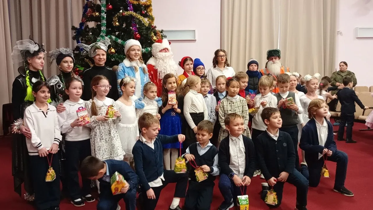 ❄️🎅🎉В нашей школе состоялось по-настоящему волшебное событие — старшеклассники подготовили трогатель