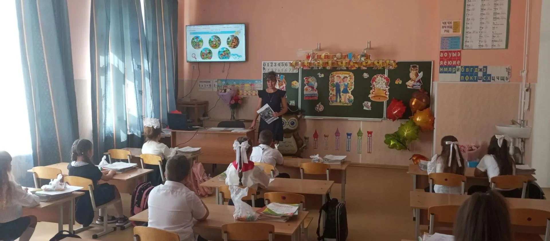 Снова первое сентября, банты, цветы и долгожданные встречи с одноклассниками. Но учебны...