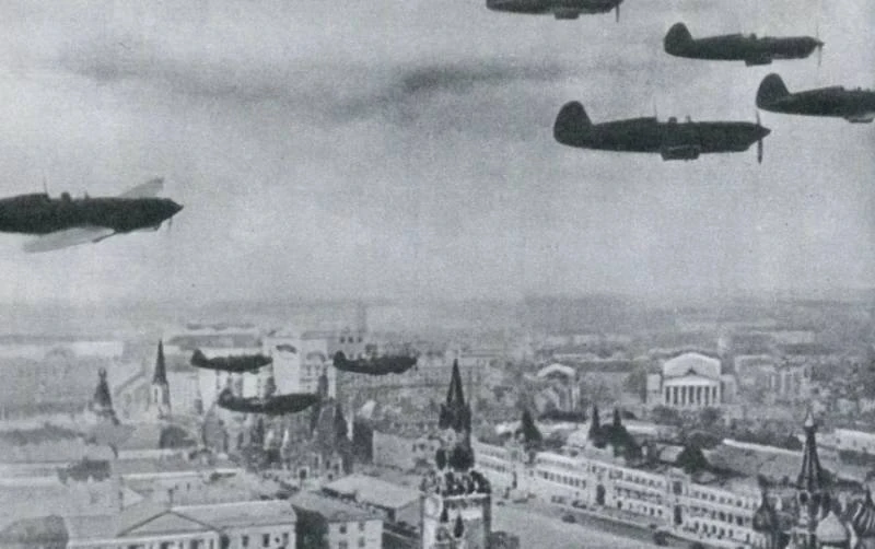 В ночь на 22 июля 1941 года 220 бомбардировщиков фашистской авиации совершили первый налёт на Москву