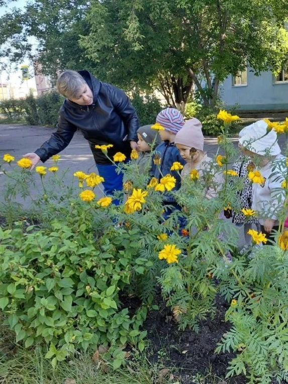 🍁 Осень дарит нам последние цветочные чудеса — и мы с малышами не упустили шанс ими по...