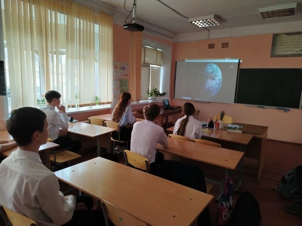 🚀 Сегодня в Билярской школе прошёл цикл внеурочных занятий «Разговор о важном», посвящённый знамена