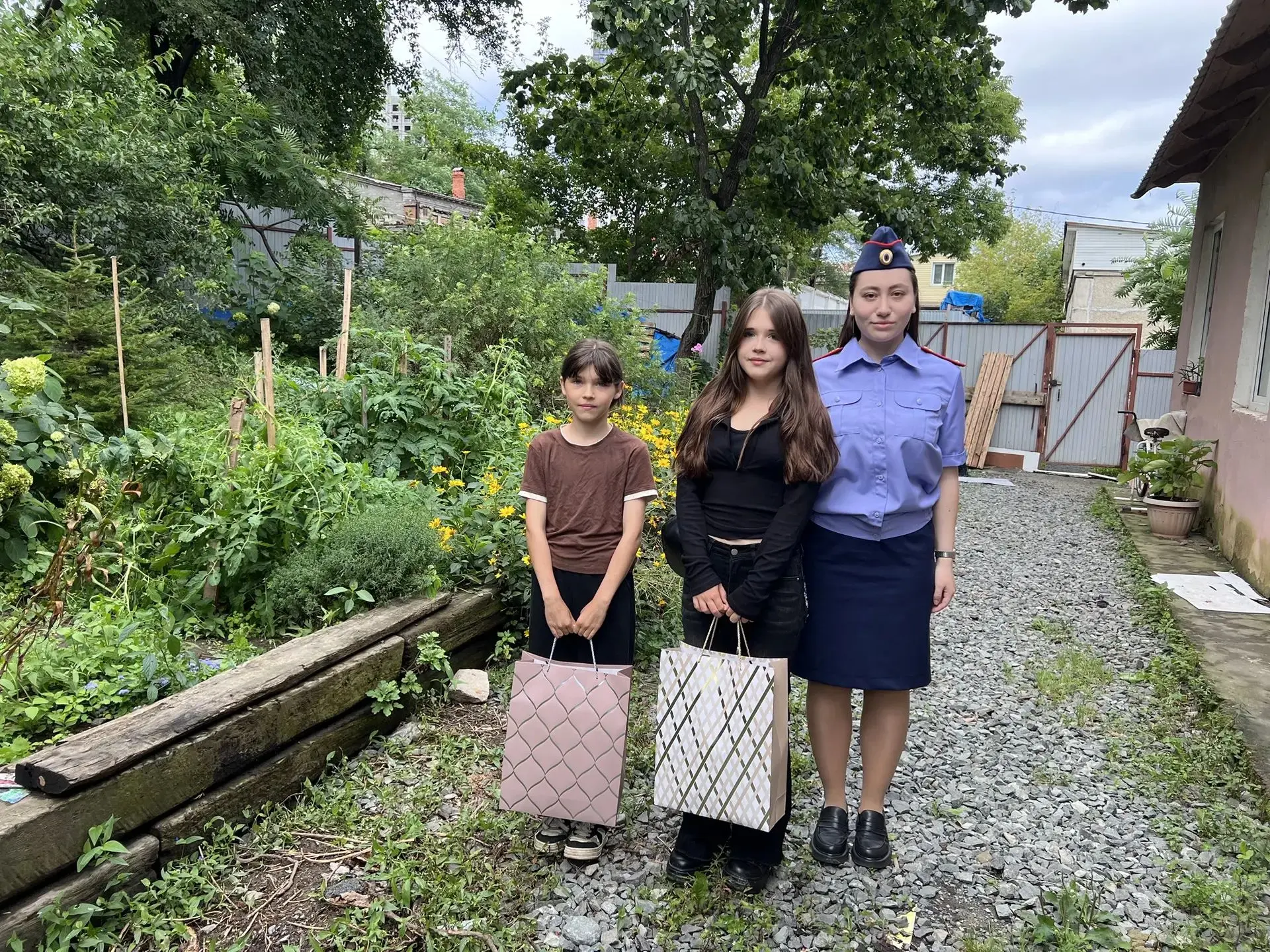 Сотрудники следственного отдела по Фрунзенскому району города Владивостока следственног...