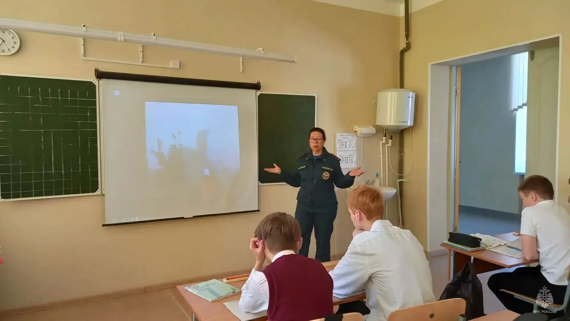 📖 Огнеборцы провели открытые уроки, посвященные безопасности в дни летних школьных каникул.  🏢 В пос