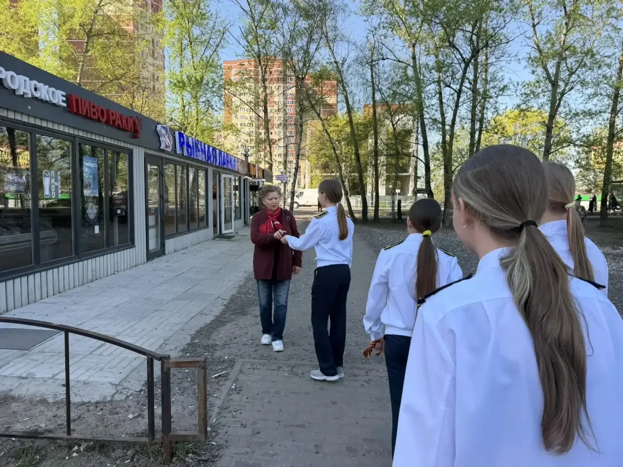В рамках Недели Памяти в #школа17 кадеты,  в прямом смысле слова, вышли на улицы наших микрорайонов 