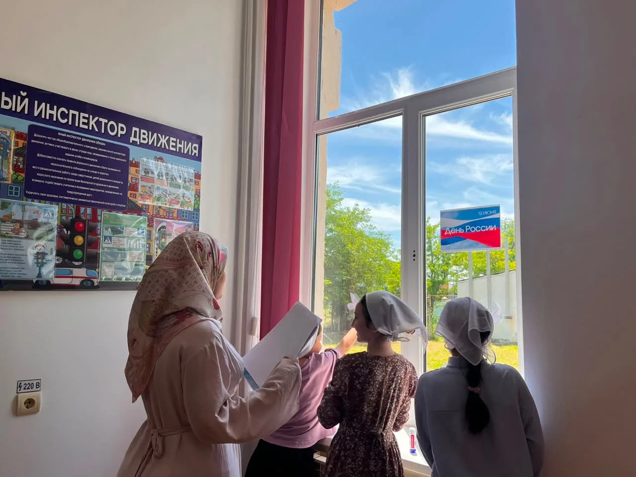 🇷🇺В преддверии Дня России в МБУ ДО «Наурский ЦДЮТТ» прошли мероприятия ко Дню России.
Патриотическ