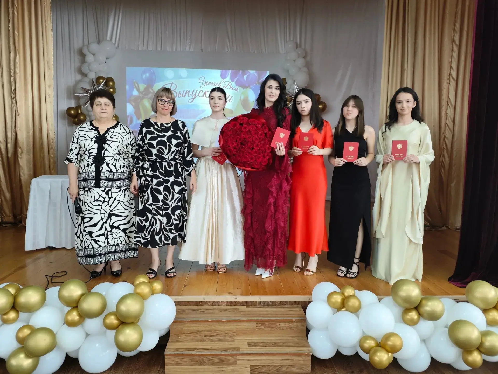 Дорогие выпускники!
От всей души поздравляем вас с этим знаменательным событием – получением красног