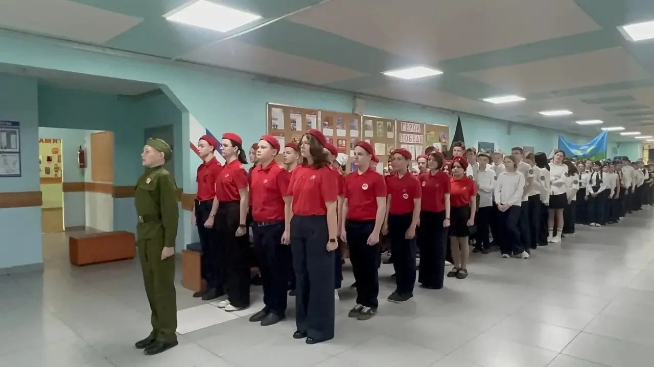 🎉 Смотр строя и песни в честь Дня Великой Победы прошёл в МБОУ СОШ №9  ⚡️ Наши ученики продемонстрир