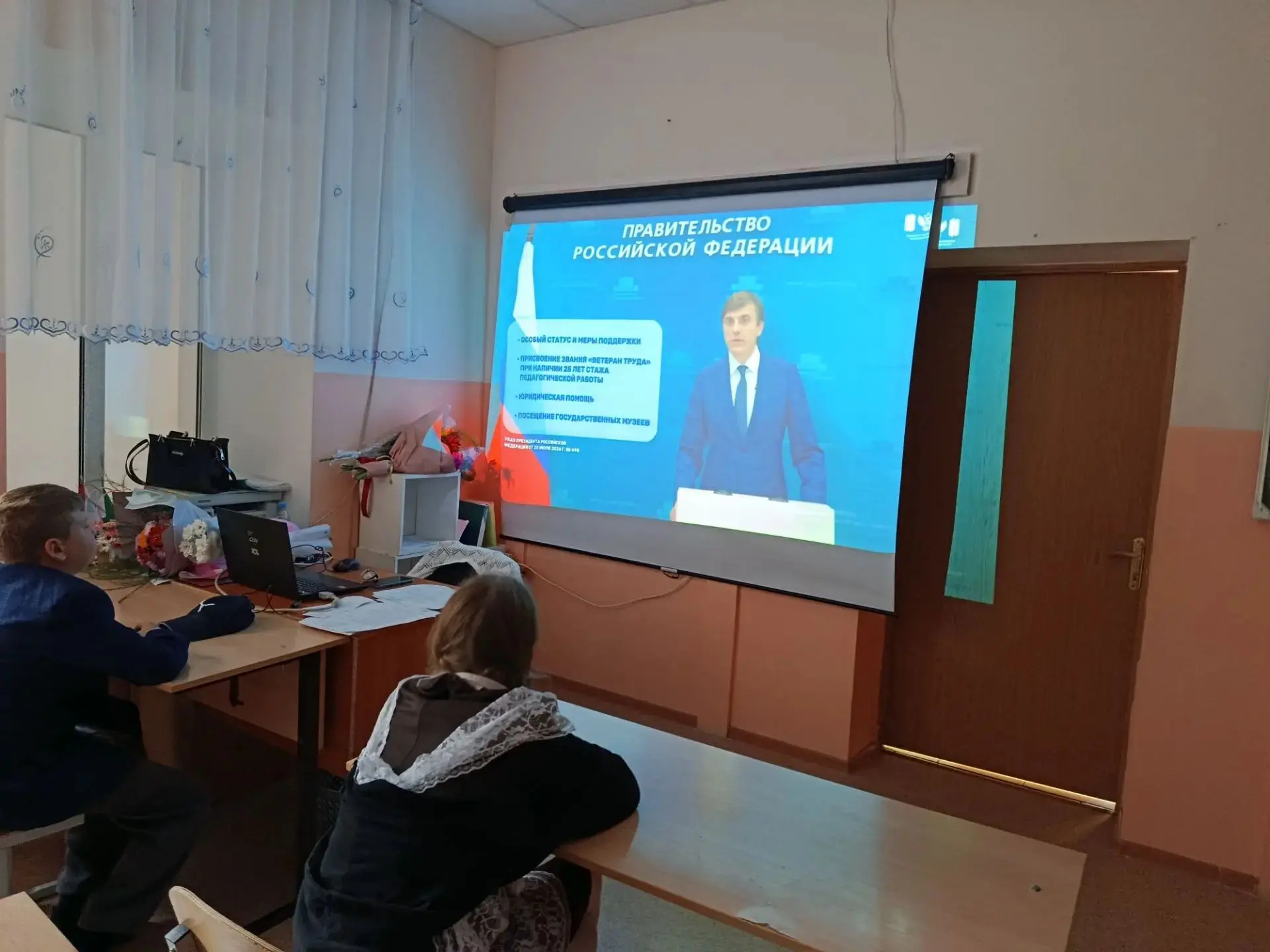 После общешкольной линейки в классах посмотрели обращение министра образования и науки ...