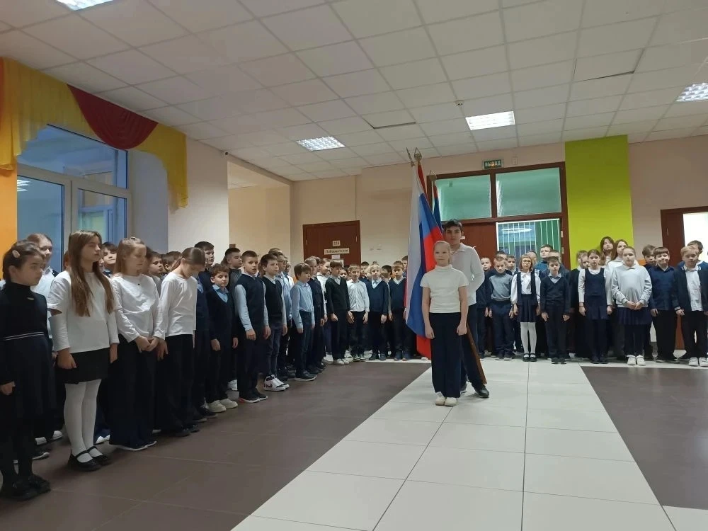 19 января в нашем лицее прошла традиционная утренняя линейка🇷🇺 Мы внесли флаг и дружно исполнили гим