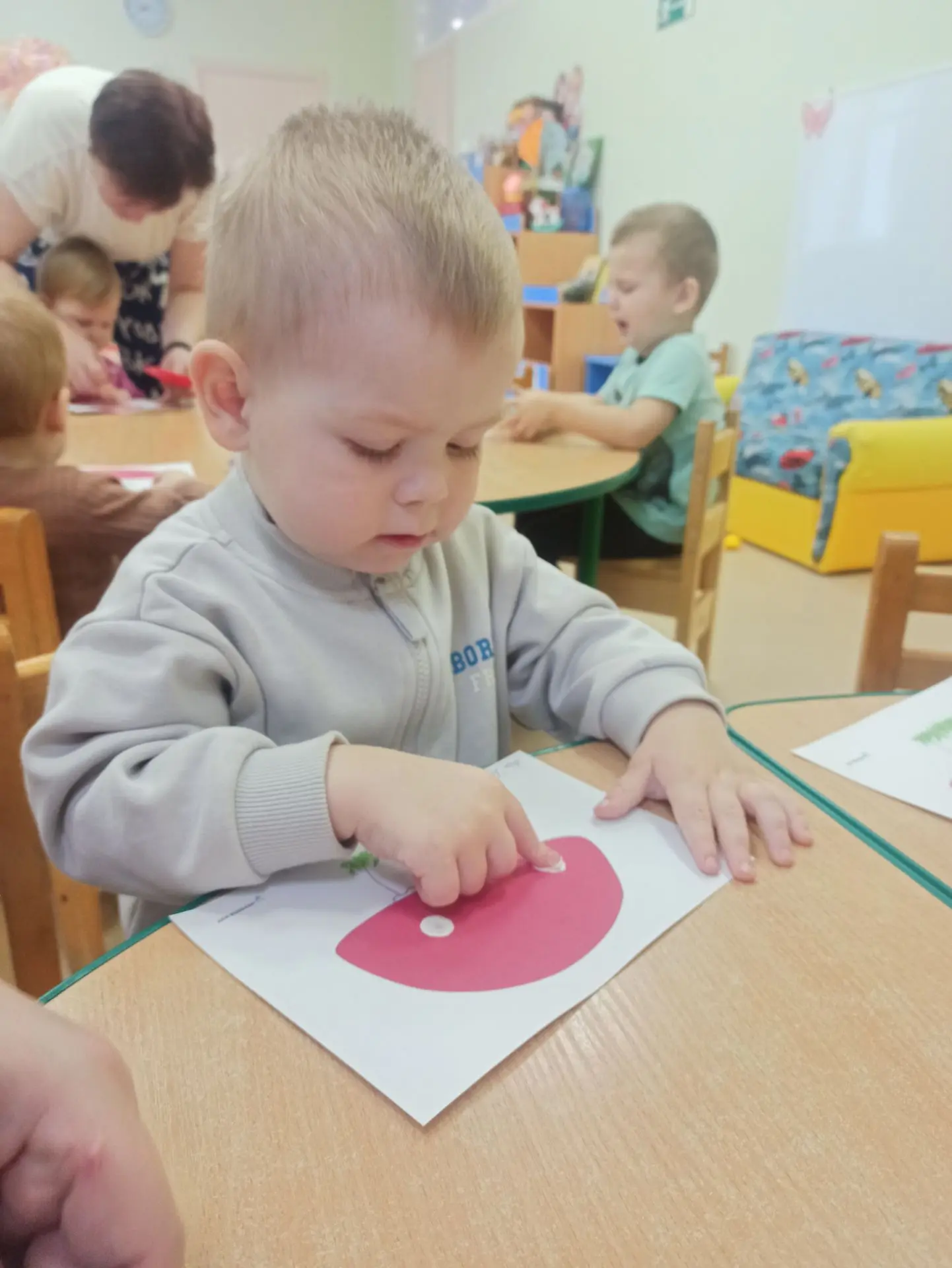 Сегодня к нашим малышам прямо из леса прибежала Лисичка! 🦊🌲 Она принесла целую корзин...