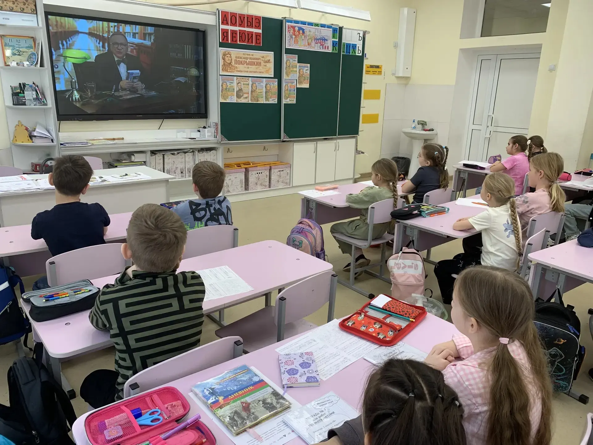 Во 2 «В» классе классный руководитель Внукова Ольга Станиславовна   Прошел урок мужества посвященный