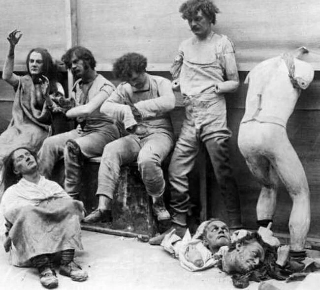 Восковые фигуры музея Мадам Тюссо испорченные пожаром, 1930 год.
