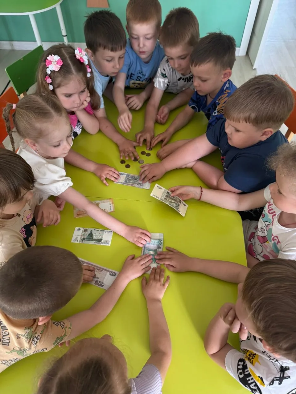 ✨Сегодня воспитанники средней группы познакомились с купюрами и монетами 💵🪙, обсудили...