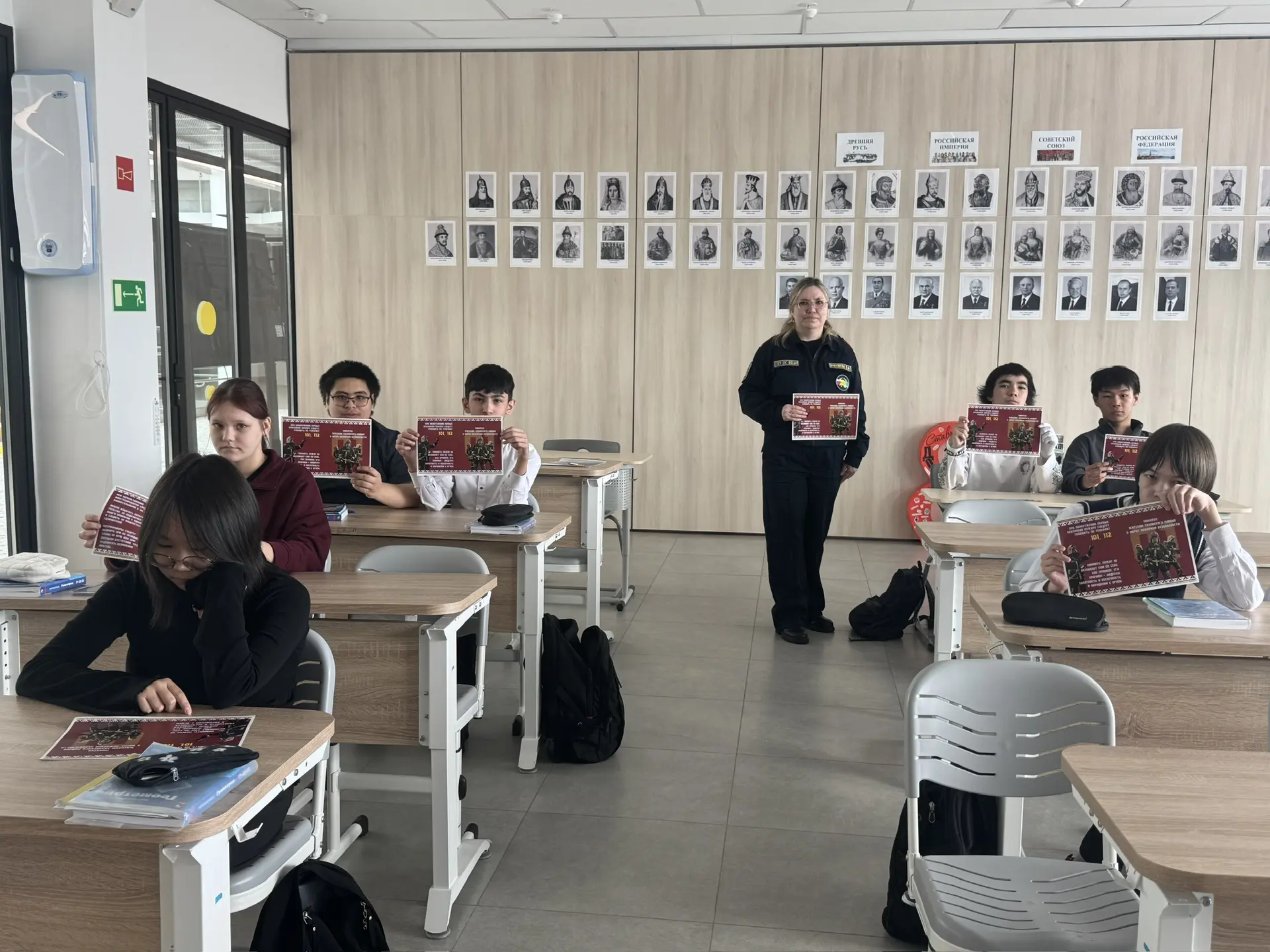 👩‍🚒 Огонь — не игра, а работа для настоящих.  Восьмиклассники сегодня примерили на себя взрослую сер