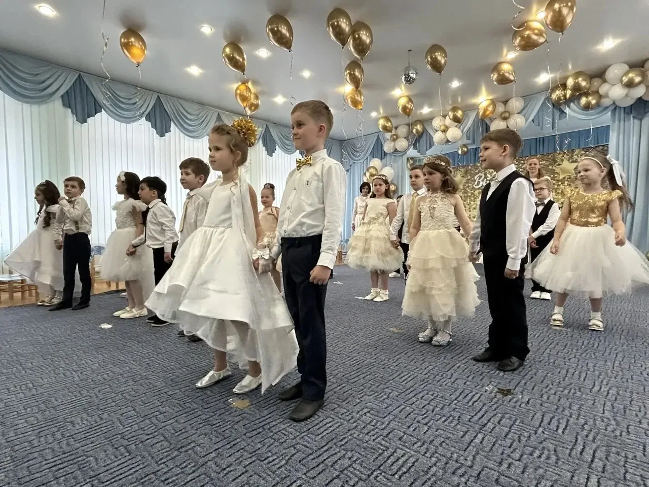 Ловите новую порцию праздничного настроения! 🌟  Спешим поделиться фотографиями еще с одного выпускно