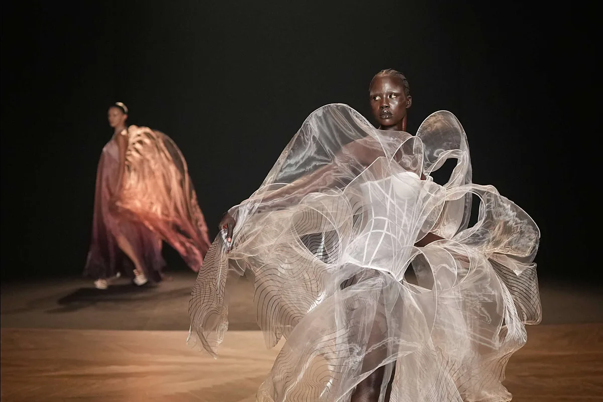 🔥Две недели прошло после показа Iris van Herpen в Париже, а обсуждения вокруг коллекции не утихают.