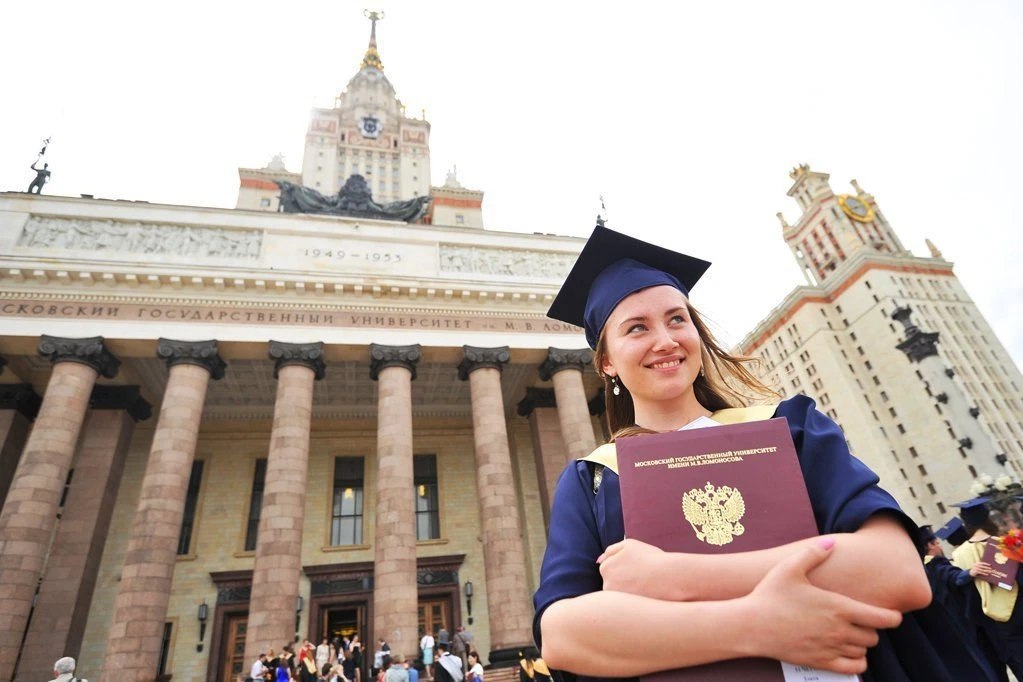 🎓 «Непозволительная роскошь»: в некоторых российских вузах образование стало стремительно дорожать —