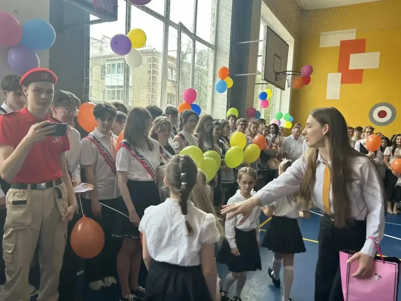 ✈️ Самолётики будущего: трогательная традиция нашей школы!

Сегодня на школьной линейке произошло по