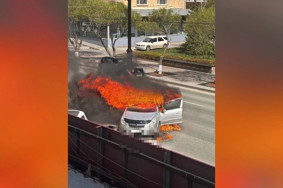 😱В центре Омска на дороге вспыхнул автомобиль.