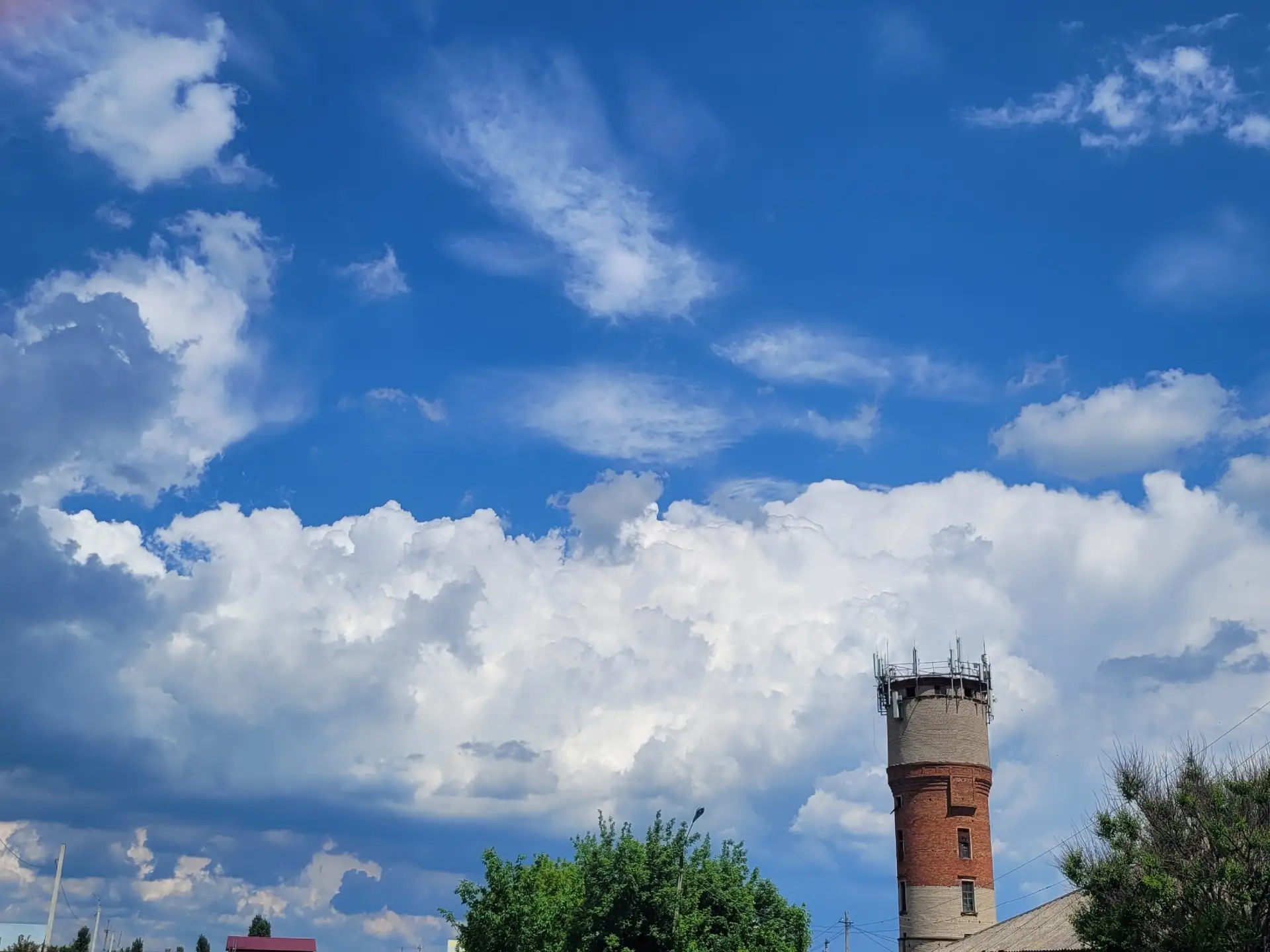 🤩Красивые облака над городом...  Фото подписчицы чата (Мила Мила).  #фотогорода