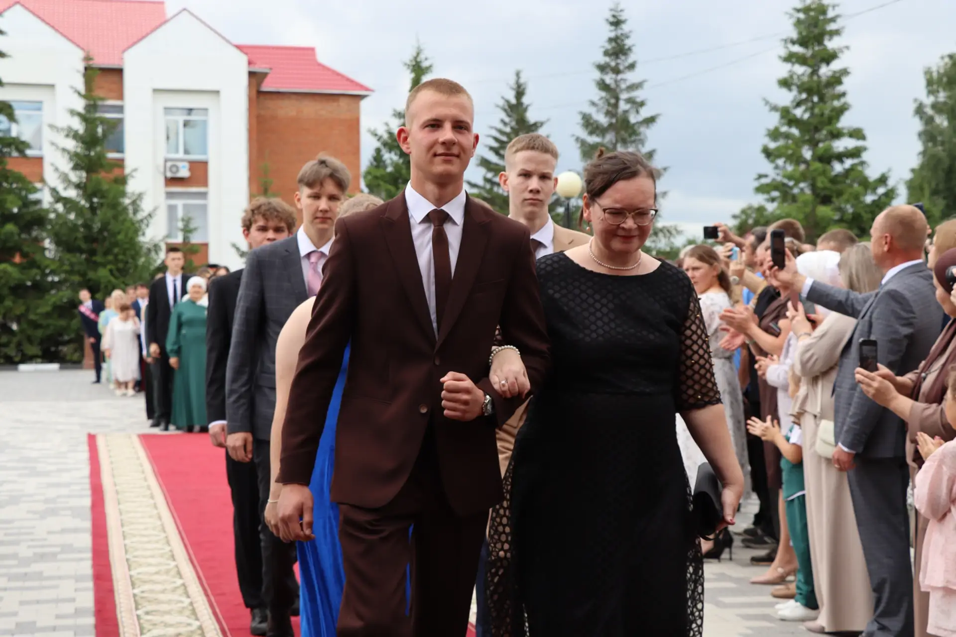 Сегодня в районном Доме культуры состоялось торжественное вручение аттестатов выпускник...