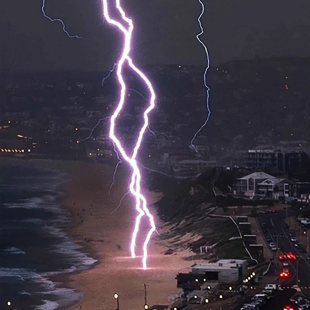 Редкий удар стихии: двойная молния в объективе фотографа ⚡️