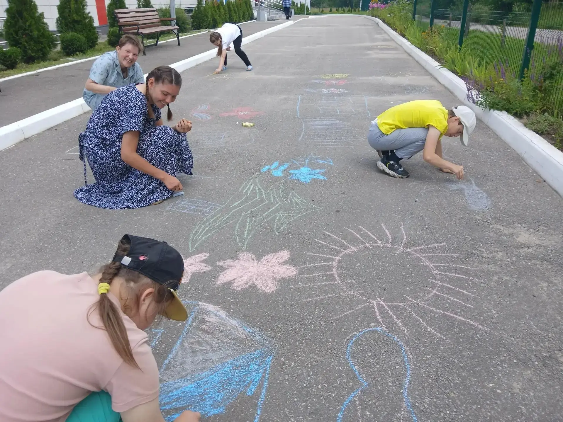 🎨🖍️ РИСУНКИ НА АСФАЛЬТЕ «НАШЕ ЛЕТО» ☀️🌈

16 июля, во многих уголках земного шара истинные ценител