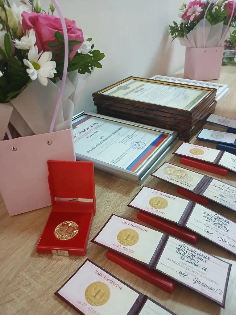 🎓 В Волосовском районе торжественно чествовали выпускников-медалистов!

24 июня в малом концертном 