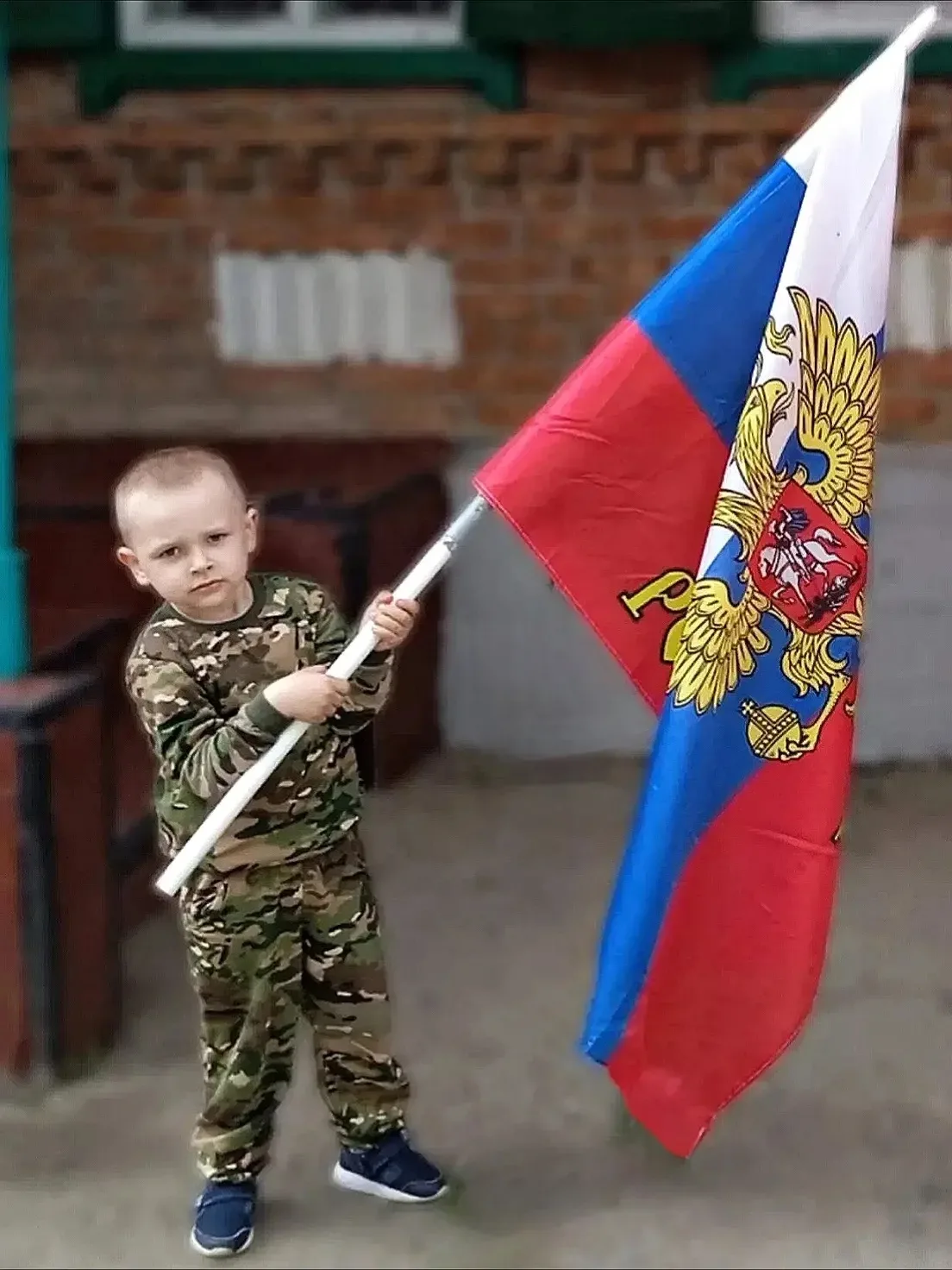 Воспитанник смешанной дошкольной группы Молодцов Николай принимает участие в акции «Фла...