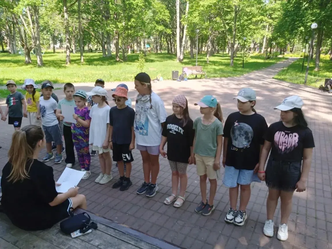 В парке Железнодорожников прошла квест-игра "Загадки лета". 

Ребята отгадывали загадки, русских гер