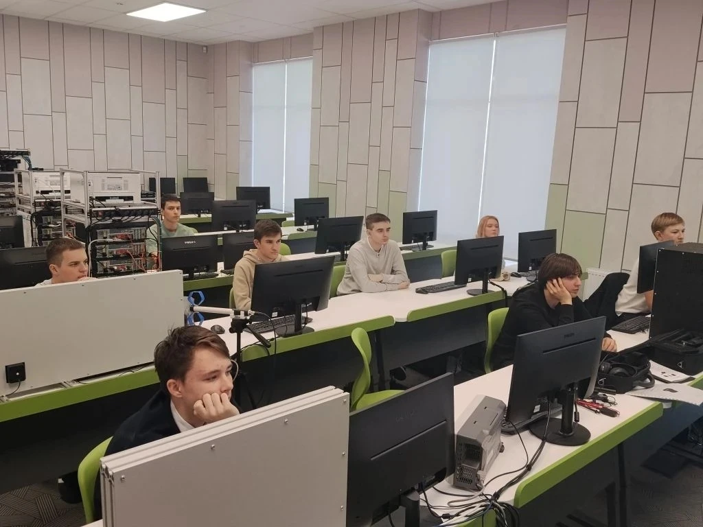 🎉 Завершился месячный интенсив в технополисе «ЭРА» для учеников МБОУ СОШ №4 им. В.М. Евскина!  Мы то