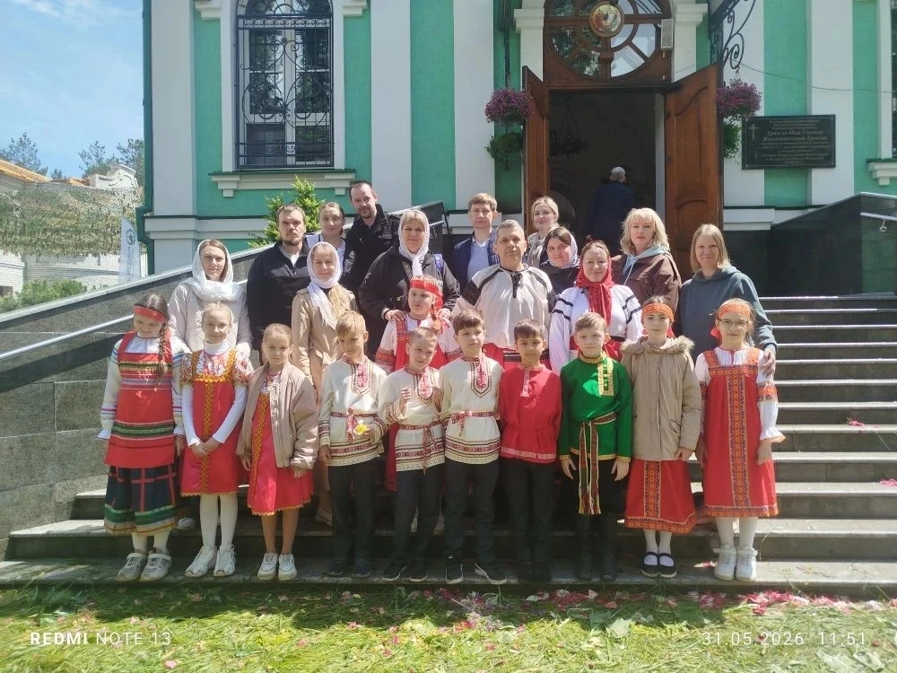 Фольклорный ансамбль "Жаворонушки" в храме Святой Живоначальной Троицы, поздравляет всех 
с праздник