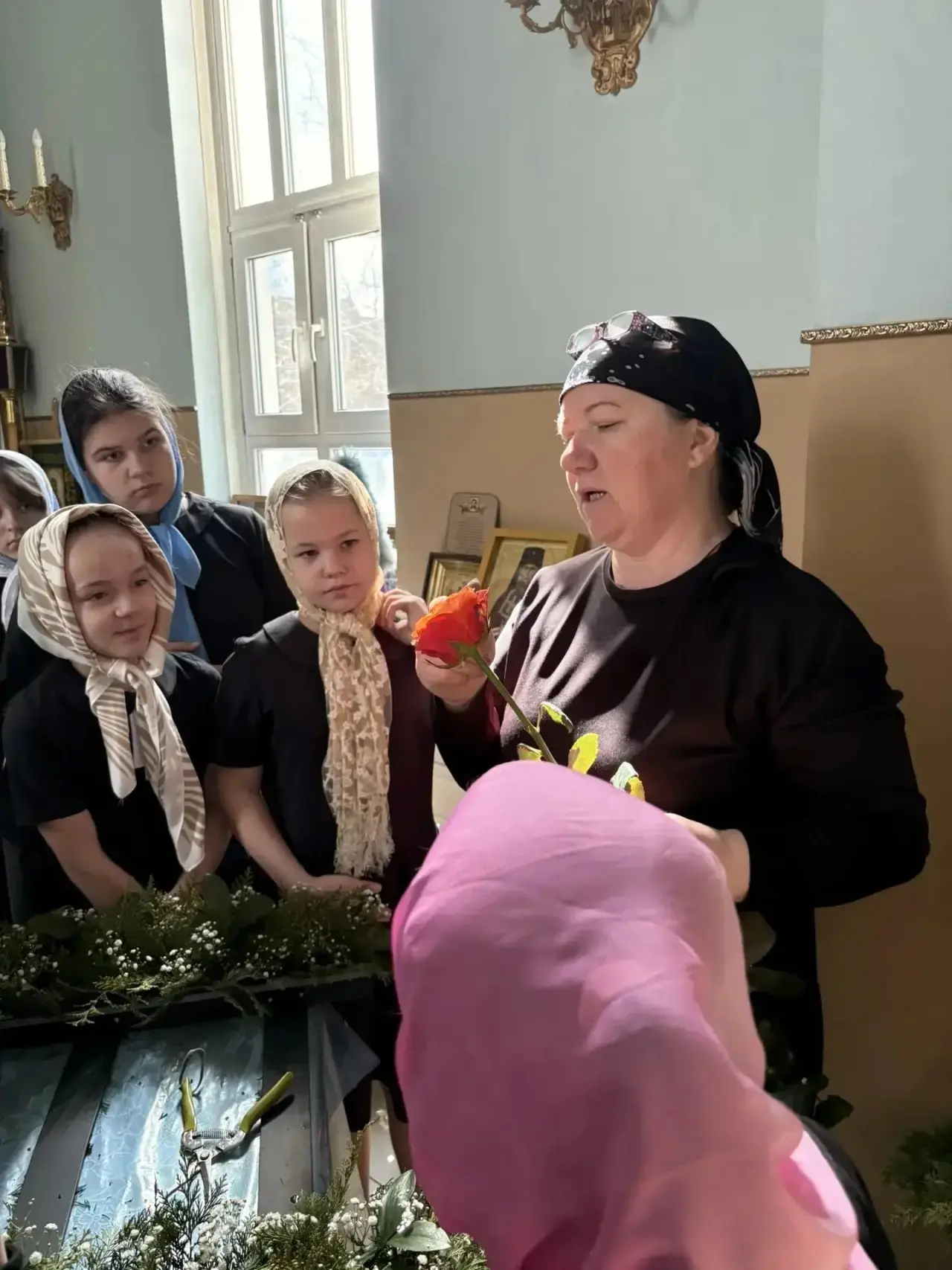Уроки флористики для юных благородных девиц продолжаются.  Сегодня для учениц 5 "А" класса, учащихся