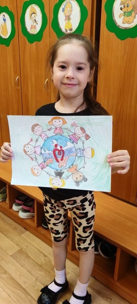 ❗️г.Братск. В конкурсе рисунков приняла участие Лилия Елышева, 7 лет.
🩸Мама Лилии - Анастасия работ