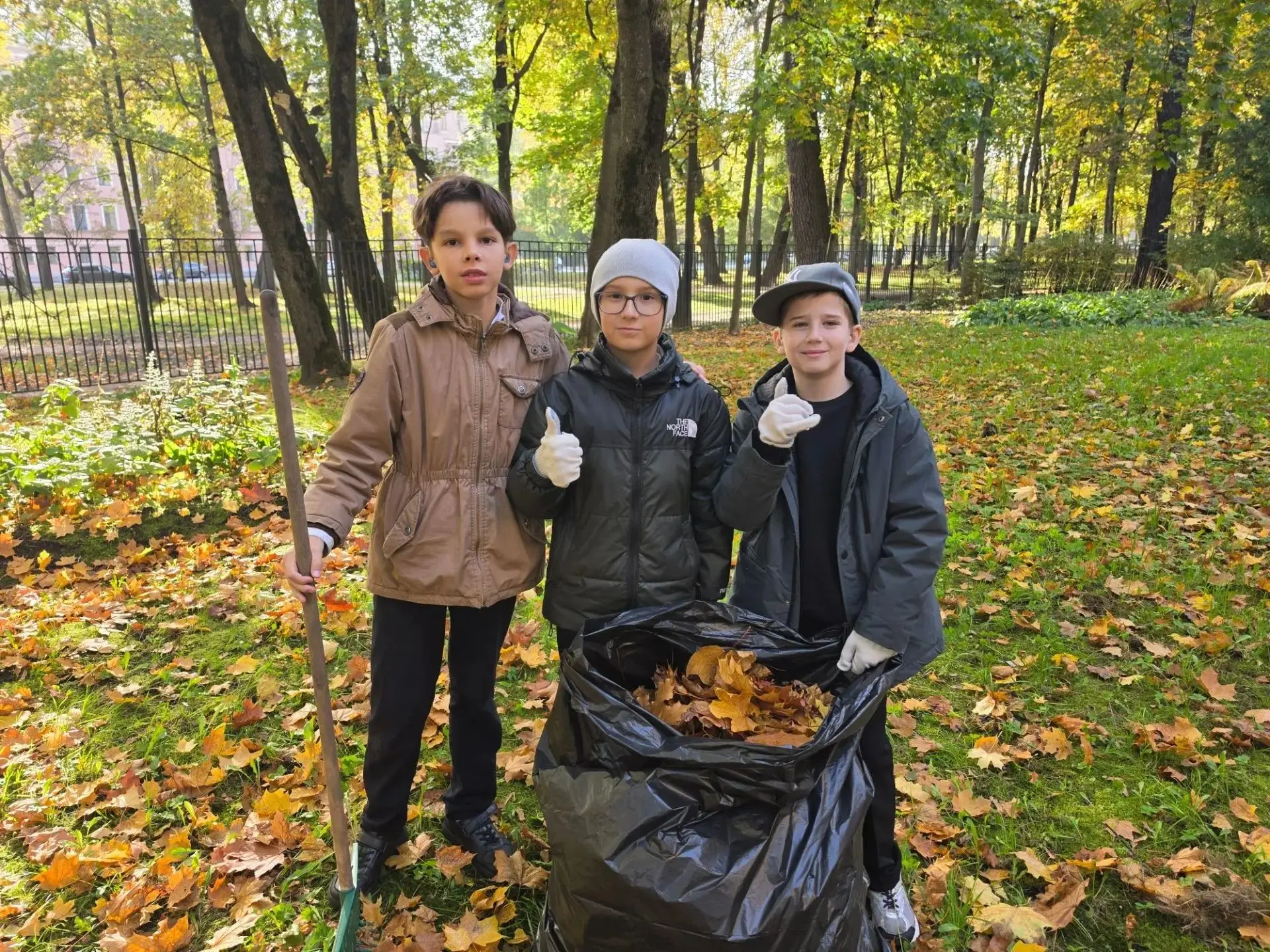 🍁🍂🍁🍂🍁 Уборка листьев на школьной территории продолжается!