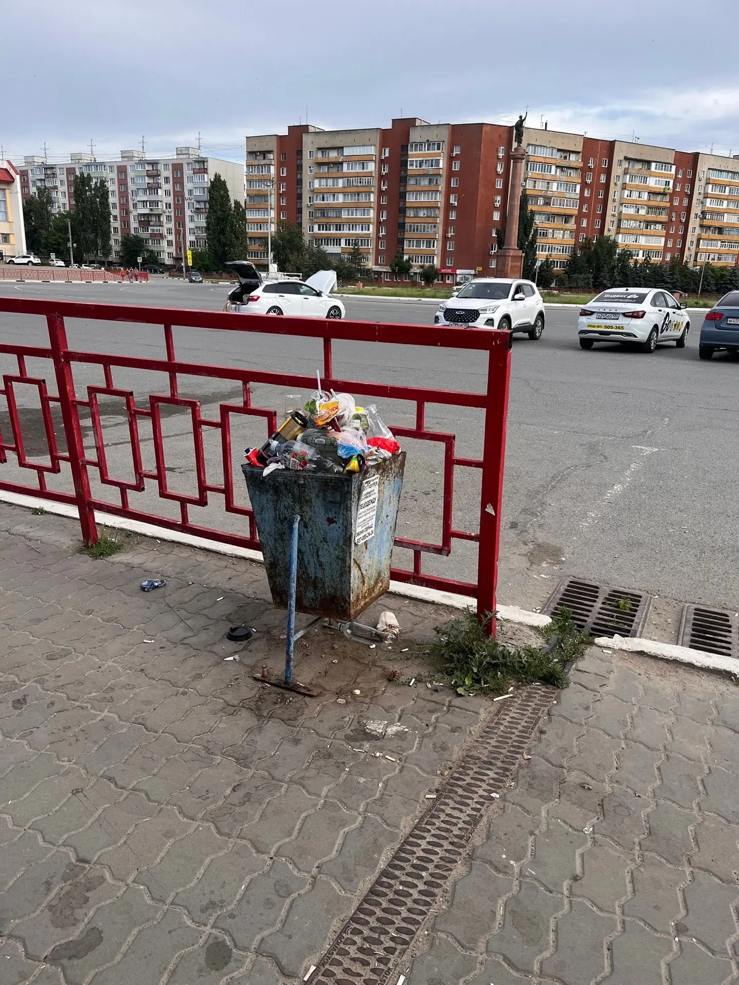 Мусорные баки переполнены уже несколько дней, отходы валяются повсюду: вдоль тротуаров, у магазинов,