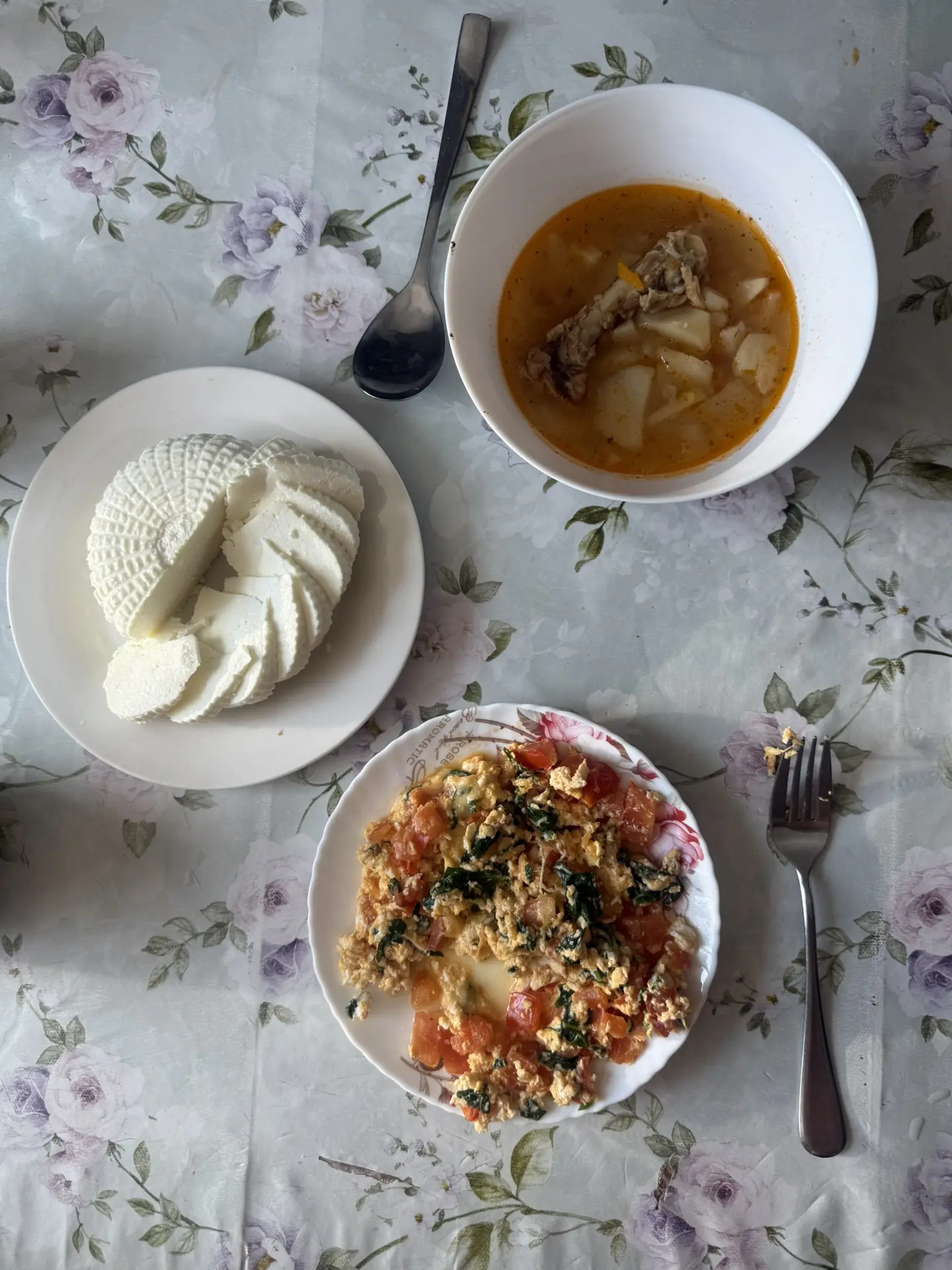 Самый лучший обед по деревенски 🥗 
Яичница с сыром, супчик и сыр домашний адыгейский из козьего мол