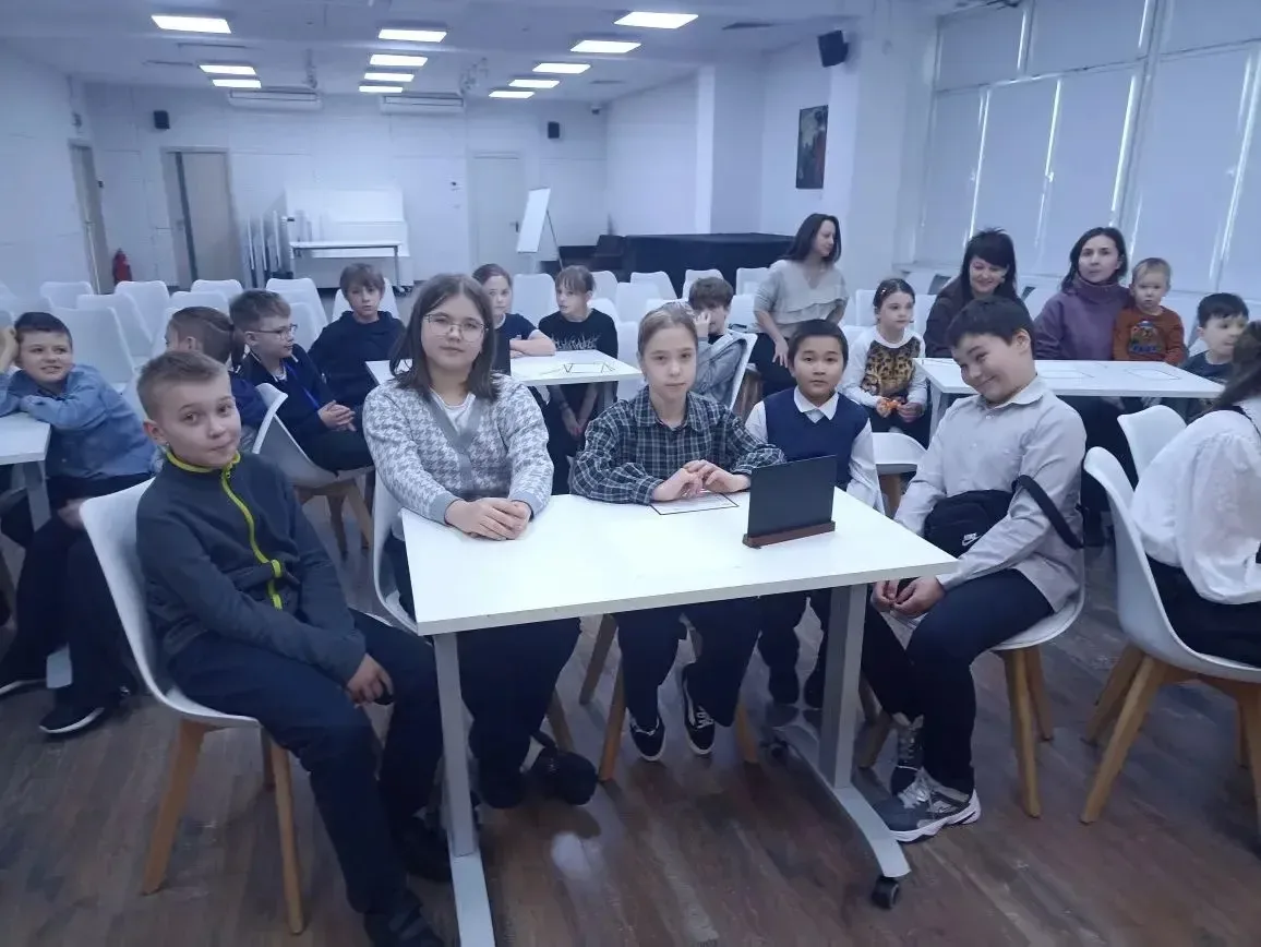 🚀 4 «Л» класс отправился в космическое путешествие  📚✨Ученики 4 «Л» класса посетили SMART-библиотеку
