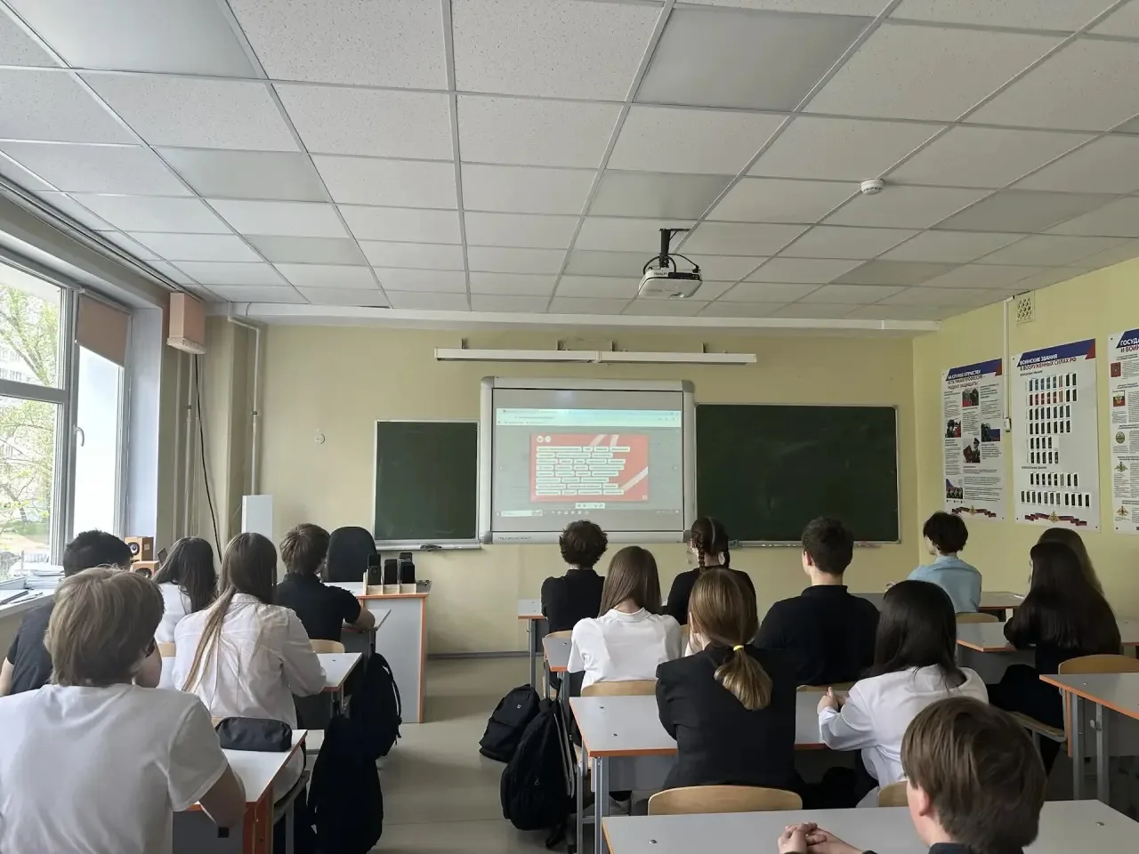💡Вчера ребята погрузились в мир военно‑промышленного комплекса на занятии «Россия — мои горизонты»! 