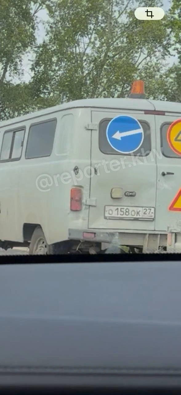 В пригороде Хабаровска рабочие высыпали в реку снятое дорожное покрытие
