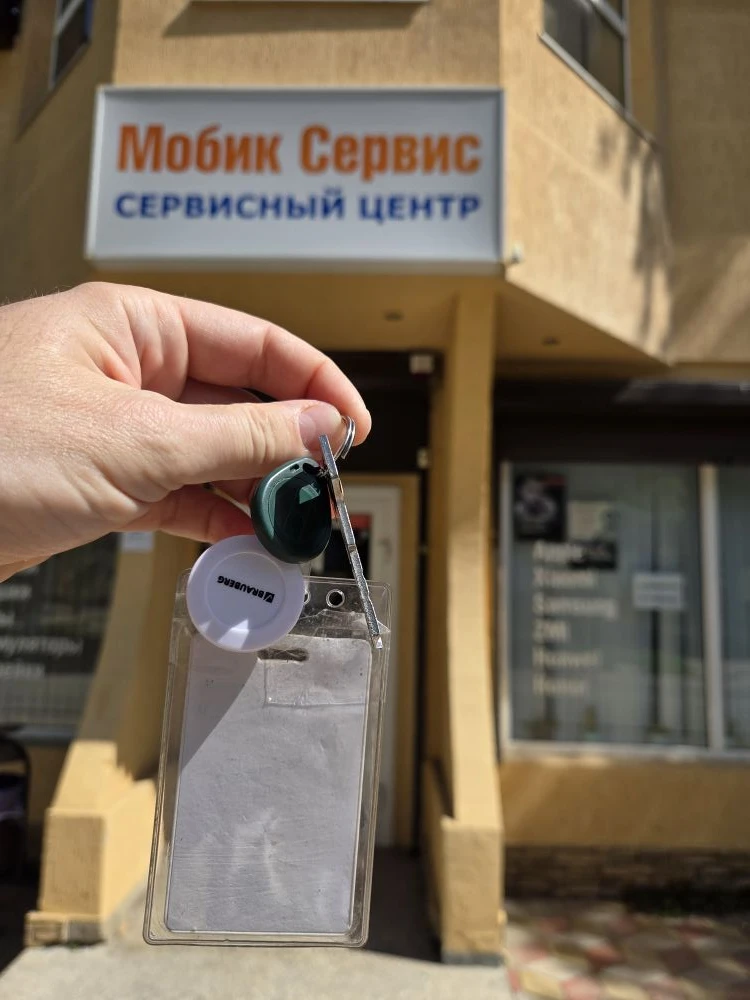 Нашли ключи напротив Мобика, лежат у нас в магазине и ждут своего владельца.