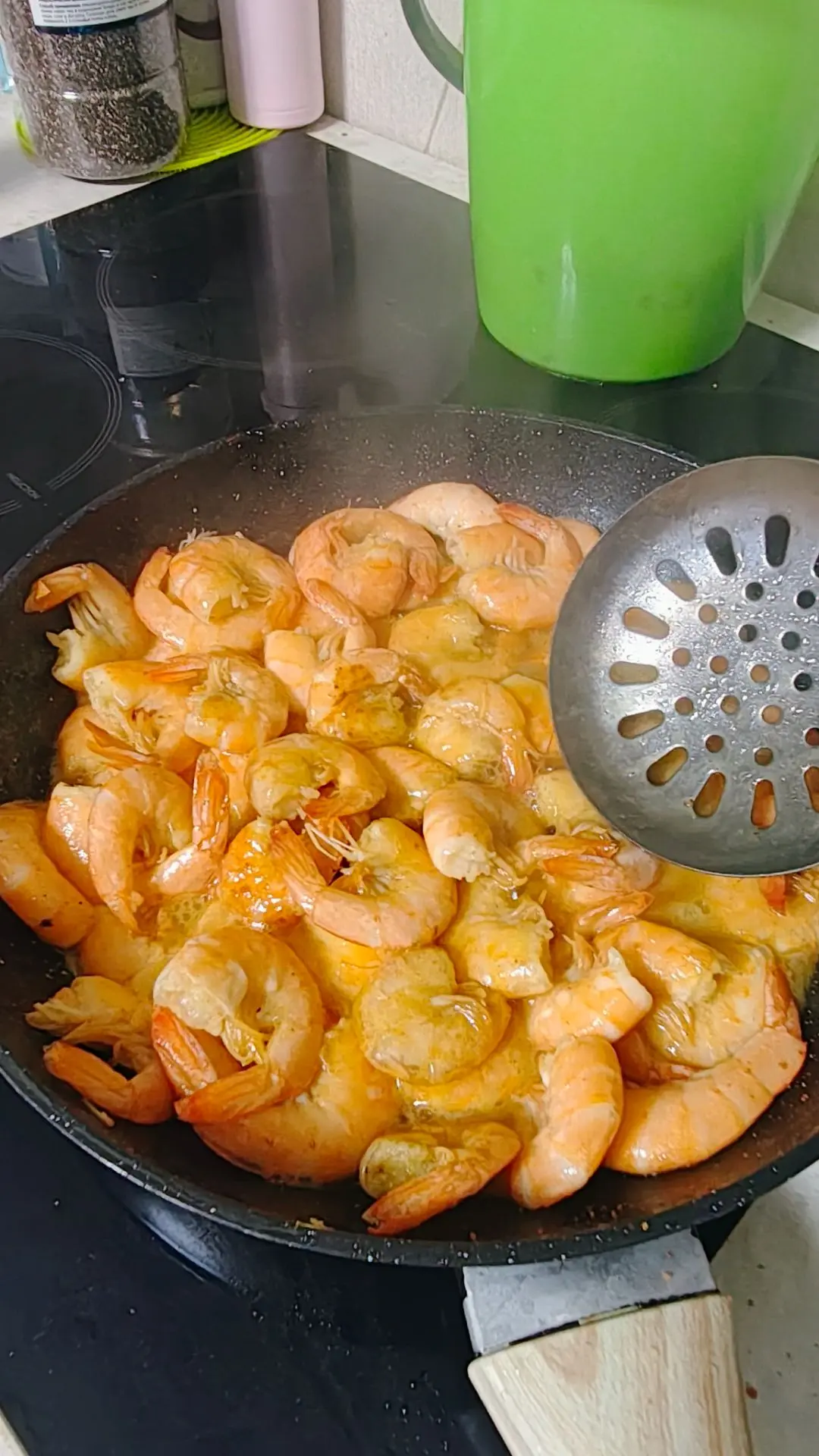 Вкусненький ужин 💞 

Так давно хотела креветок 💞 наконец-то купила , сегодня наемся до отвала 🤭

