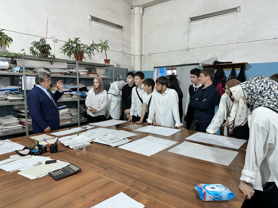 🏭 Школьники Кизилюрта посетили завод металлоконструкций в рамках профтура  Территориальный центр зан