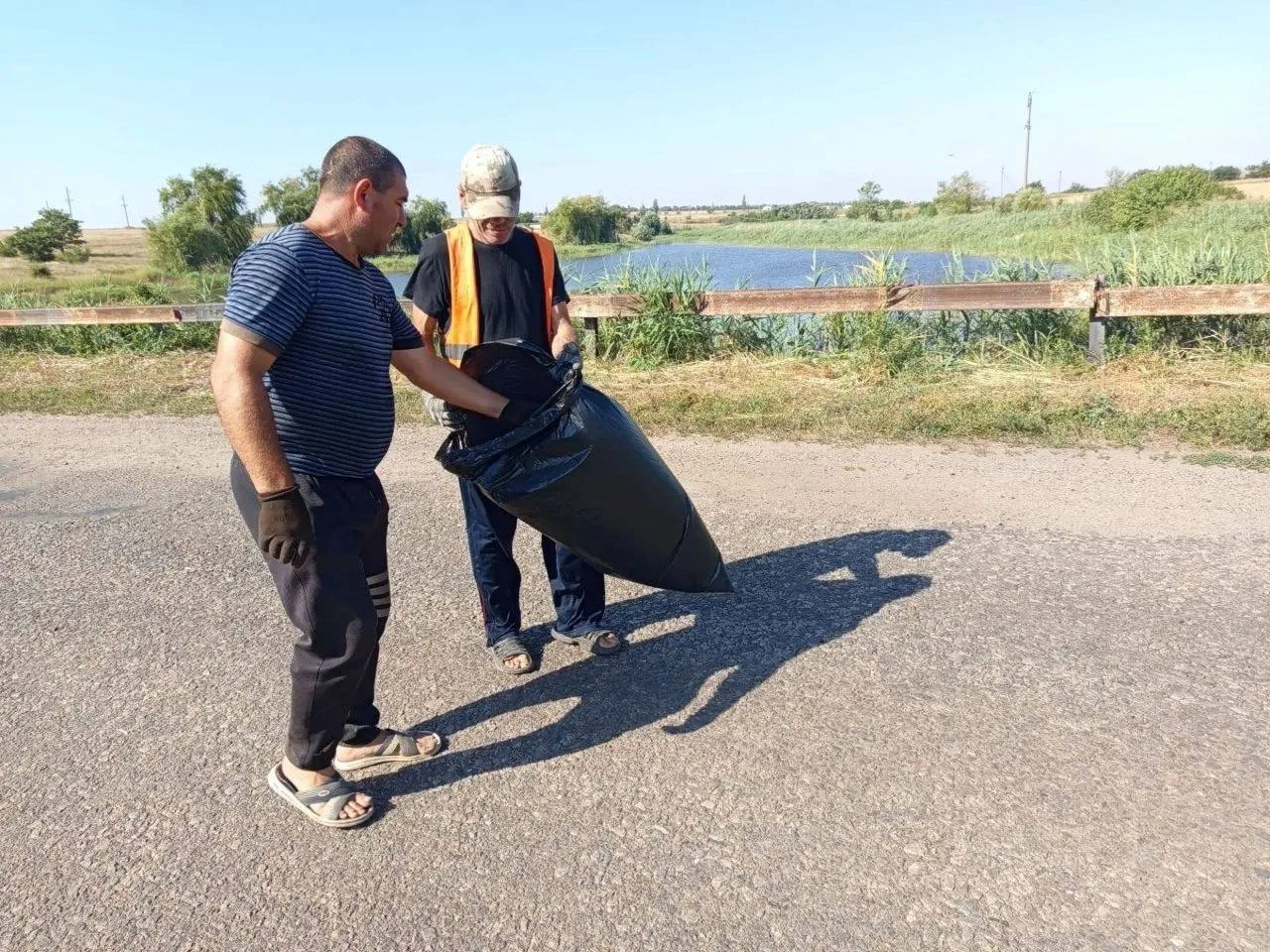 Сотрудники МБУ «Парки и скверы» выполнили в селе Елисеевка уборку мусора по территории ...