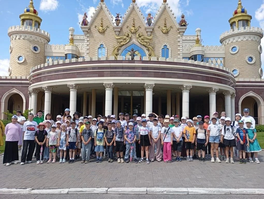 🎭 ДЕНЬ 9: ТЕАТР, ИНТЕРНЕТ И ВАЖНЫЙ РАЗГОВОР ПОД СОФИТАМИ
Девятый день нашего лагеря «Наследники доб