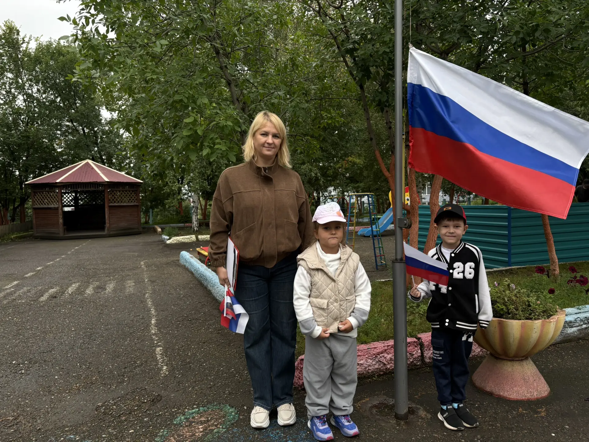 Несмотря на хмурое небо за окном, в нашем саду по-настоящему солнечно и жарко! Воспитан...